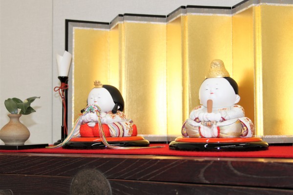 御所満月雛　盛上彩色　毛氈・燭台・花器付　　　（屏風は別途） - 画像 (5)